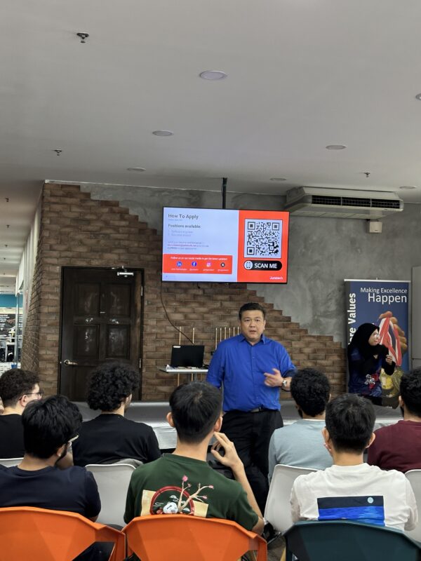 Naaman sharing his advice to Universiti Malaya students who attended the Universiti Malaya Industrial Visit to JurisTech