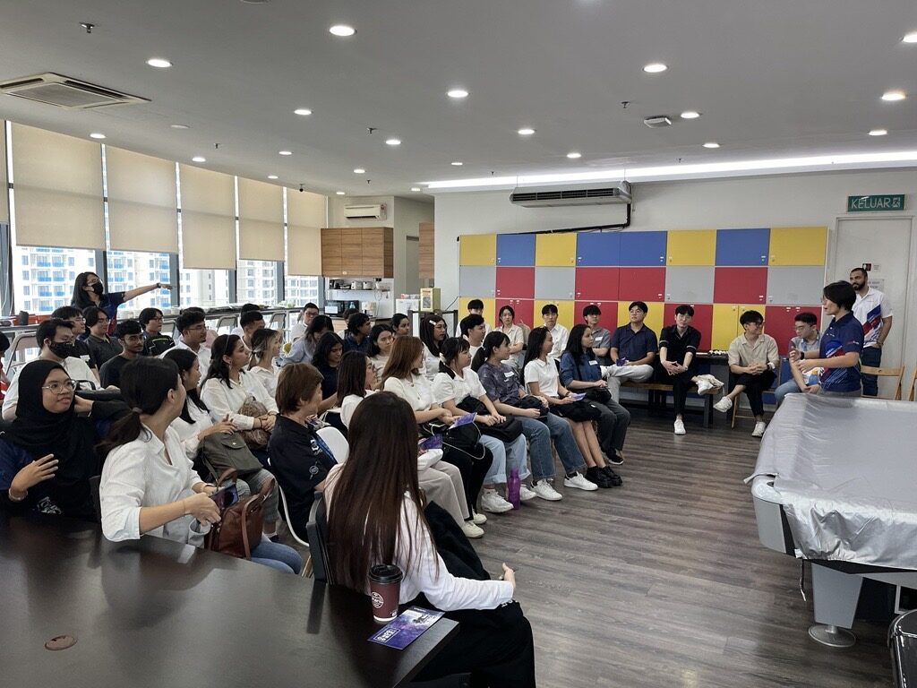 JurisTech talent acquisition specialist Kuan Jie Ling briefing the students before the office tour started