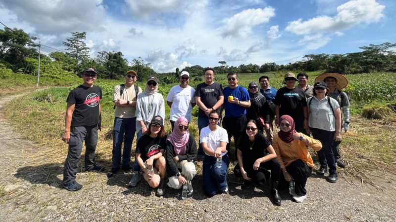 A group photo during the tour at the Hornbill Agriculture site during the SCALE Sarawak Graduation Week