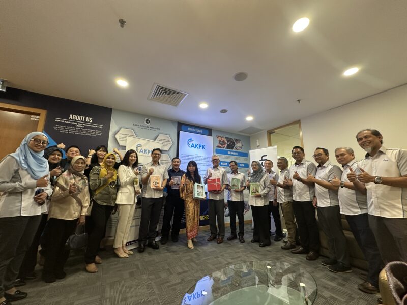 A group photo was taken to commemorate the exchange of corporate gifts between JurisTech and AKPK, symbolising the beginning of a meaningful partnership.