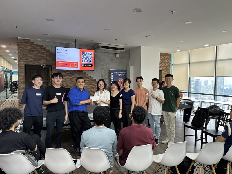 Naaman Presenting an Aware to the Group with the highest points at the Universiti Malaya's Industrial Visit to JurisTech