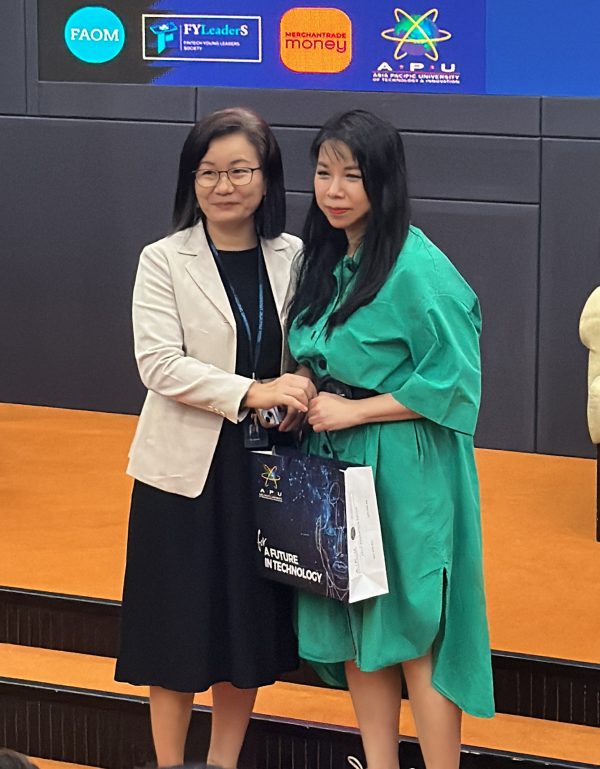 Wai Hun receiving a token of appreciation from a representative of APU at APU Fintech Day 2025, “Harnessing Fintech for Sustainable Change” Panel